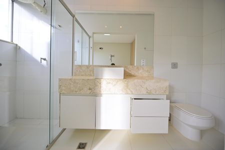 Casa de condomínio para alugar com 615m², 3 quartos e 4 vagasBanheiro Suíte 1