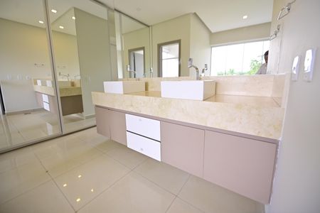 Casa de condomínio para alugar com 615m², 3 quartos e 4 vagasBanheiro Suíte 3