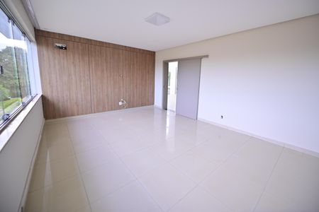 Casa de condomínio para alugar com 615m², 3 quartos e 4 vagasSala 2