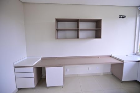 Casa de condomínio para alugar com 615m², 3 quartos e 4 vagasEscritório 