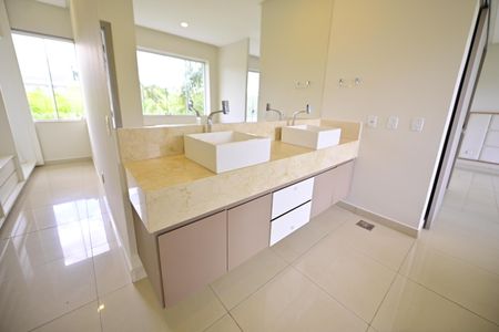 Casa de condomínio para alugar com 615m², 3 quartos e 4 vagasBanheiro Suíte 3