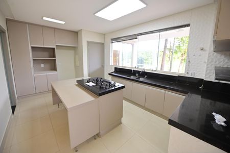 Casa de condomínio para alugar com 615m², 3 quartos e 4 vagasCozinha