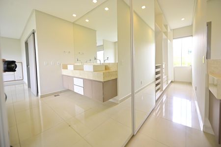 Casa de condomínio para alugar com 615m², 3 quartos e 4 vagasBanheiro Suíte 3