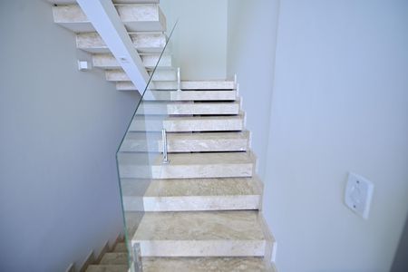 Casa de condomínio para alugar com 615m², 3 quartos e 4 vagasEscada