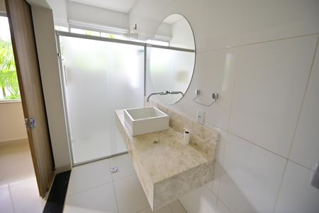Casa de condomínio para alugar com 615m², 3 quartos e 4 vagasBanheiro Suíte 2
