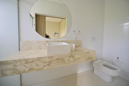 Casa de condomínio para alugar com 615m², 3 quartos e 4 vagasBanheiro Suíte 2