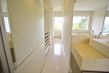 Casa de condomínio para alugar com 615m², 3 quartos e 4 vagasBanheiro Suíte 3