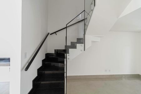 Casa à venda com 108m², 3 quartos e 2 vagasEscada