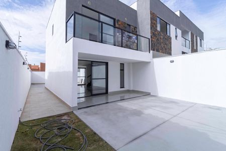 Casa à venda com 108m², 3 quartos e 2 vagasFachada