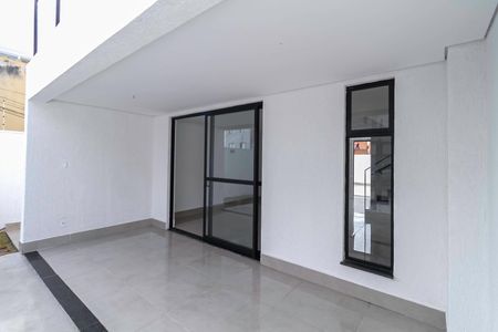 Casa à venda com 108m², 3 quartos e 2 vagasEntrada
