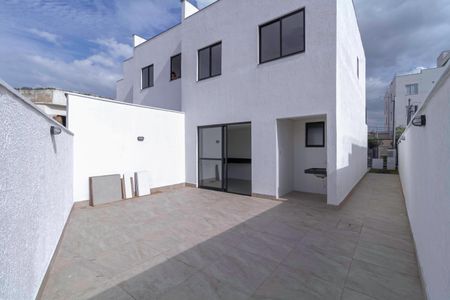 Casa à venda com 108m², 3 quartos e 2 vagasQuintal