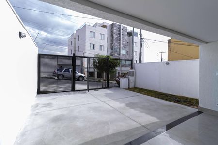 Casa à venda com 108m², 3 quartos e 2 vagasGaragem