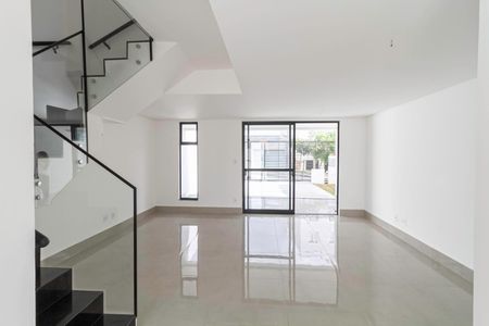 Casa à venda com 108m², 3 quartos e 2 vagasSala