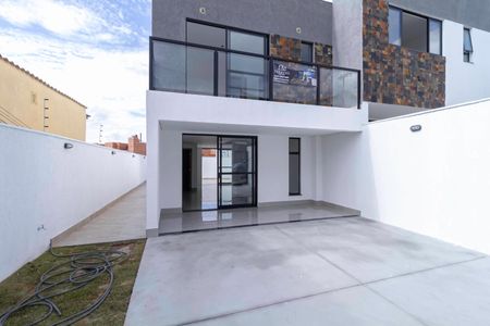 Casa à venda com 108m², 3 quartos e 2 vagasFachada