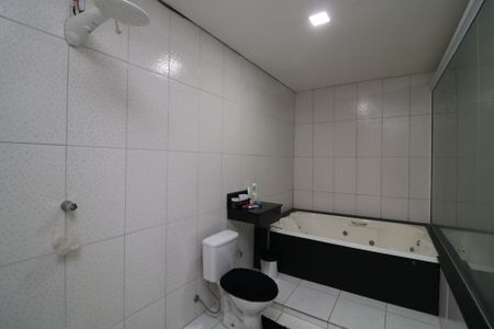 Casa à venda com 390m², 2 quartos e 2 vagasBanheiro da Suíte