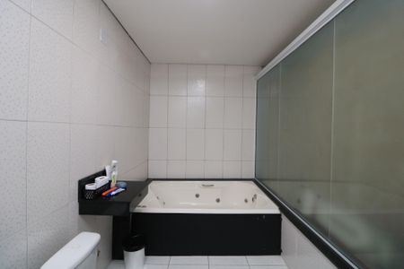 Casa à venda com 390m², 2 quartos e 2 vagasBanheiro da Suíte