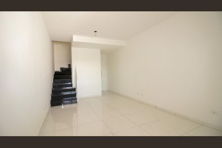 Casa à venda com 120m², 3 quartos e 2 vagas Casa à venda com 120m², 3 quartos e 2 vagasSala