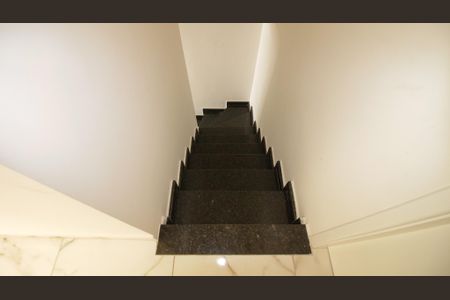 Casa à venda com 120m², 3 quartos e 2 vagas Casa à venda com 120m², 3 quartos e 2 vagasEscada