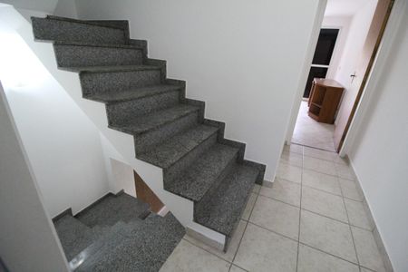 Casa de condomínio para alugar com 105m², 3 quartos e 1 vagaEscada