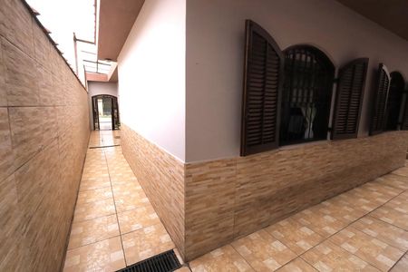 Casa à venda com 250m², 3 quartos e 4 vagas Casa à venda com 250m², 3 quartos e 4 vagasCorredor lateral