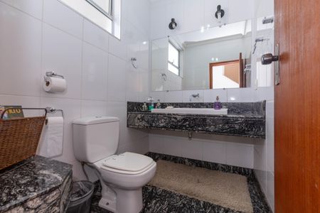 Casa à venda com 450m², 5 quartos e 4 vagasBanheiro 1