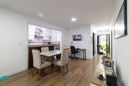 Casa à venda com 262m², 4 quartos e 3 vagas Casa à venda com 262m², 4 quartos e 3 vagasSala