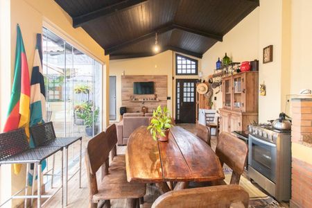 Casa à venda com 262m², 4 quartos e 3 vagas Casa à venda com 262m², 4 quartos e 3 vagasÁrea comum