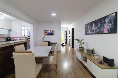 Casa à venda com 262m², 4 quartos e 3 vagas Casa à venda com 262m², 4 quartos e 3 vagasSala