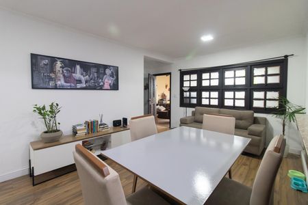 Casa à venda com 262m², 4 quartos e 3 vagas Casa à venda com 262m², 4 quartos e 3 vagasSala