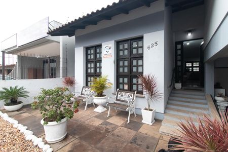 Casa à venda com 262m², 4 quartos e 3 vagas Casa à venda com 262m², 4 quartos e 3 vagasFachada