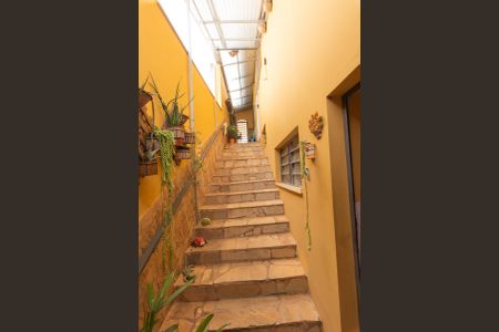 Casa à venda com 280m², 3 quartos e 6 vagasEscada