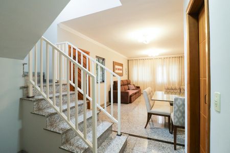 Casa à venda com 136m², 3 quartos e 2 vagasEscada