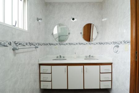 Casa à venda com 136m², 3 quartos e 2 vagasBanheiro da Suíte