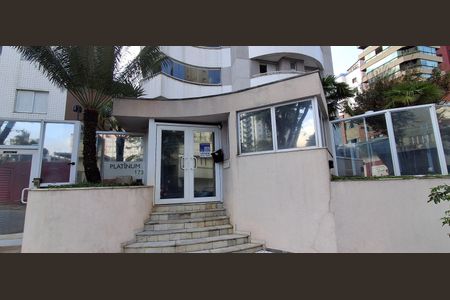 Apartamento à venda com 144m², 4 quartos e 3 vagas Apartamento à venda com 144m², 4 quartos e 3 vagasFachada e placa