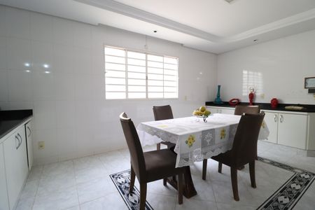 Casa para alugar com 456m², 7 quartos e 5 vagasCozinha