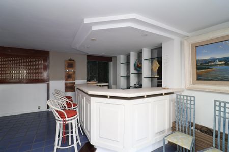 Casa à venda com 707m², 6 quartos e 4 vagasSala