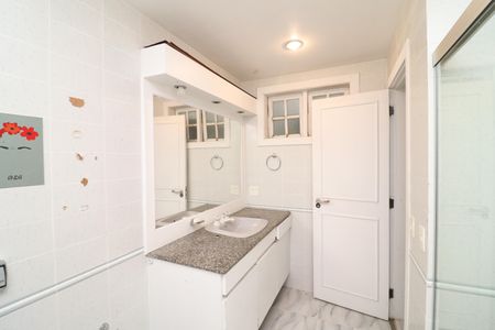 Casa à venda com 707m², 6 quartos e 4 vagasBanheiro da Suíte 2