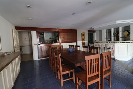 Casa à venda com 707m², 6 quartos e 4 vagasSala