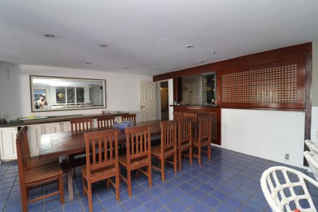 Casa à venda com 707m², 6 quartos e 4 vagasSala