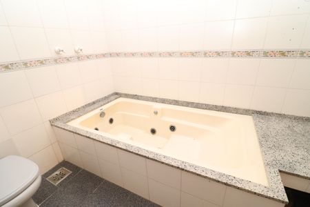 Casa à venda com 707m², 6 quartos e 4 vagasBanheiro da Suíte 1