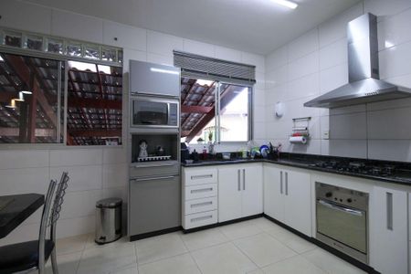 Casa à venda com 137m², 3 quartos e 4 vagas