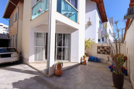 Casa à venda com 137m², 3 quartos e 4 vagas