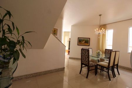 Casa à venda com 137m², 3 quartos e 4 vagas