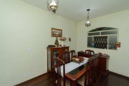 Casa à venda com 180m², 4 quartos e 2 vagas Casa à venda com 180m², 4 quartos e 2 vagasSala de Jantar