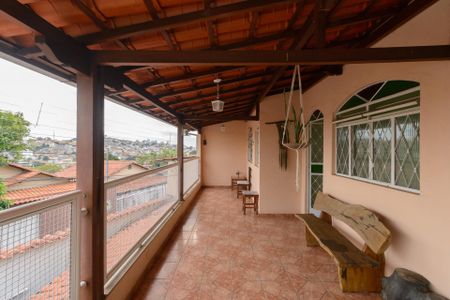 Casa à venda com 180m², 4 quartos e 2 vagas Casa à venda com 180m², 4 quartos e 2 vagasVaranda