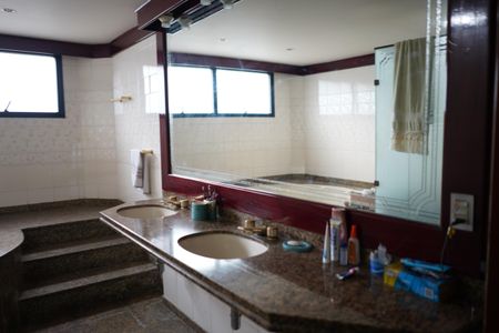 Apartamento para alugar com 500m², 4 quartos e 5 vagasBanheiro da Suíte 1