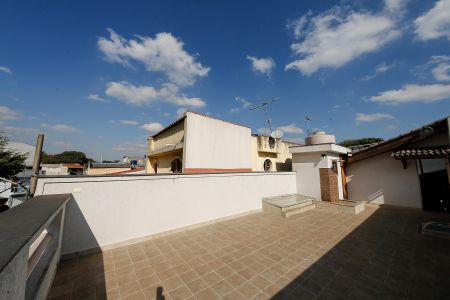 Casa à venda com 250m², 3 quartos e 2 vagas Casa à venda com 250m², 3 quartos e 2 vagasTerraço