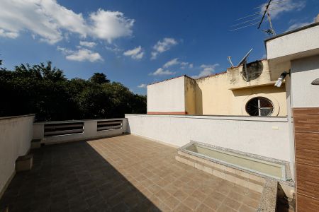 Casa à venda com 250m², 3 quartos e 2 vagas Casa à venda com 250m², 3 quartos e 2 vagasTerraço
