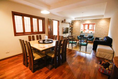 Casa à venda com 300m², 3 quartos e 2 vagasSala