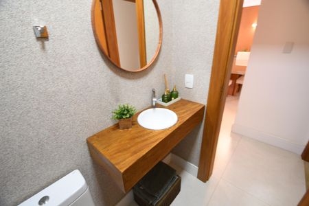 Casa de condomínio à venda com 200m², 3 quartos e 4 vagasLavabo